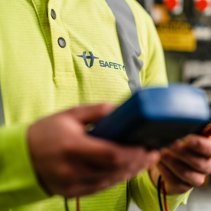 Person med H-Safety-varselkläder på byggarbetsplats